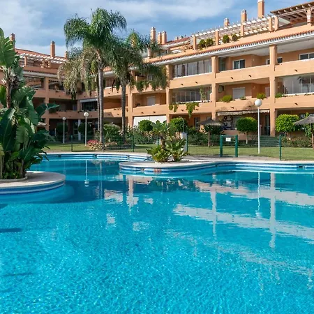 Apartment Beachside Paradise: Stylish 3br Near The