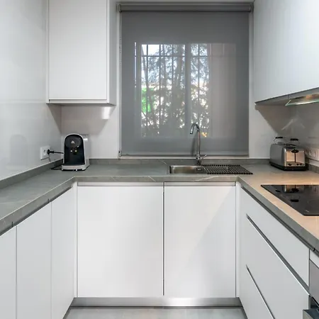Apartment Beachside Paradise: Stylish 3br Near The