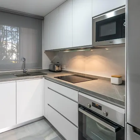 Beachside Paradise: Stylish 3br Near The *