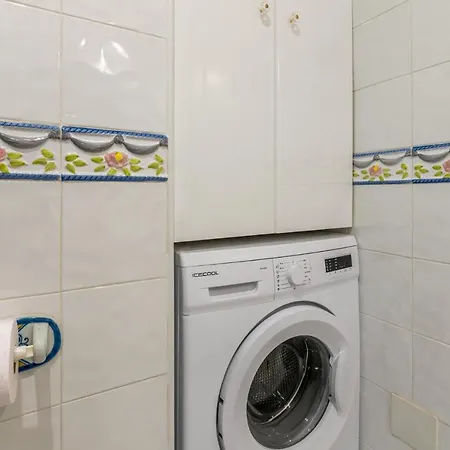 Beachside Paradise: Stylish 3br Near The *