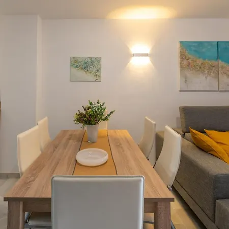 Apartment Beachside Paradise: Stylish 3br Near The *